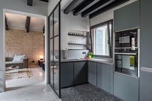 Réfrigérateur, micro-ondes, four, plaque de cuisson