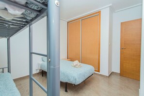 2 slaapkamers, een strijkplank/strijkijzer, gratis wifi, beddengoed