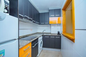 Réfrigérateur, micro-ondes, plaque de cuisson, cafetiÚre/bouilloire