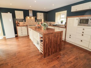 Lemari es, mesin pencuci piring, ketel listrik, dan pemanggang roti