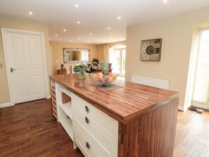 4 kamar tidur dan didekorasi berbeda-beda