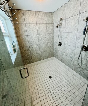 Badewanne, Haartrockner, Bidet, Handtücher