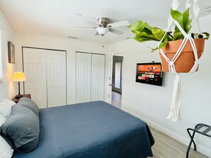 2 bedrooms, desk, iron/ironing board, travel cot - Large 2 Bedroom Suite with Secret Garden—5 min from downtown! (St. Petersburg)