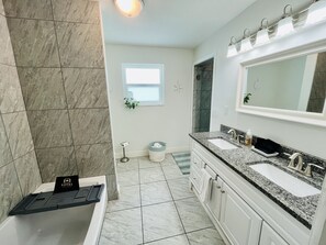 Bathtub, hair dryer, bidet, towels - Large 2 Bedroom Suite with Secret Garden—5 min from downtown! (St. Petersburg)
