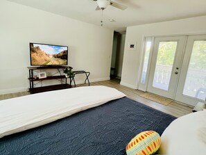 2 Schlafzimmer, Schreibtisch, Bügeleisen/Bügelbrett, Reisekinderbett