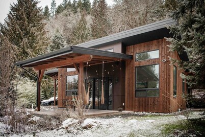 Bellingham Meadows- with hot tub and king size bed