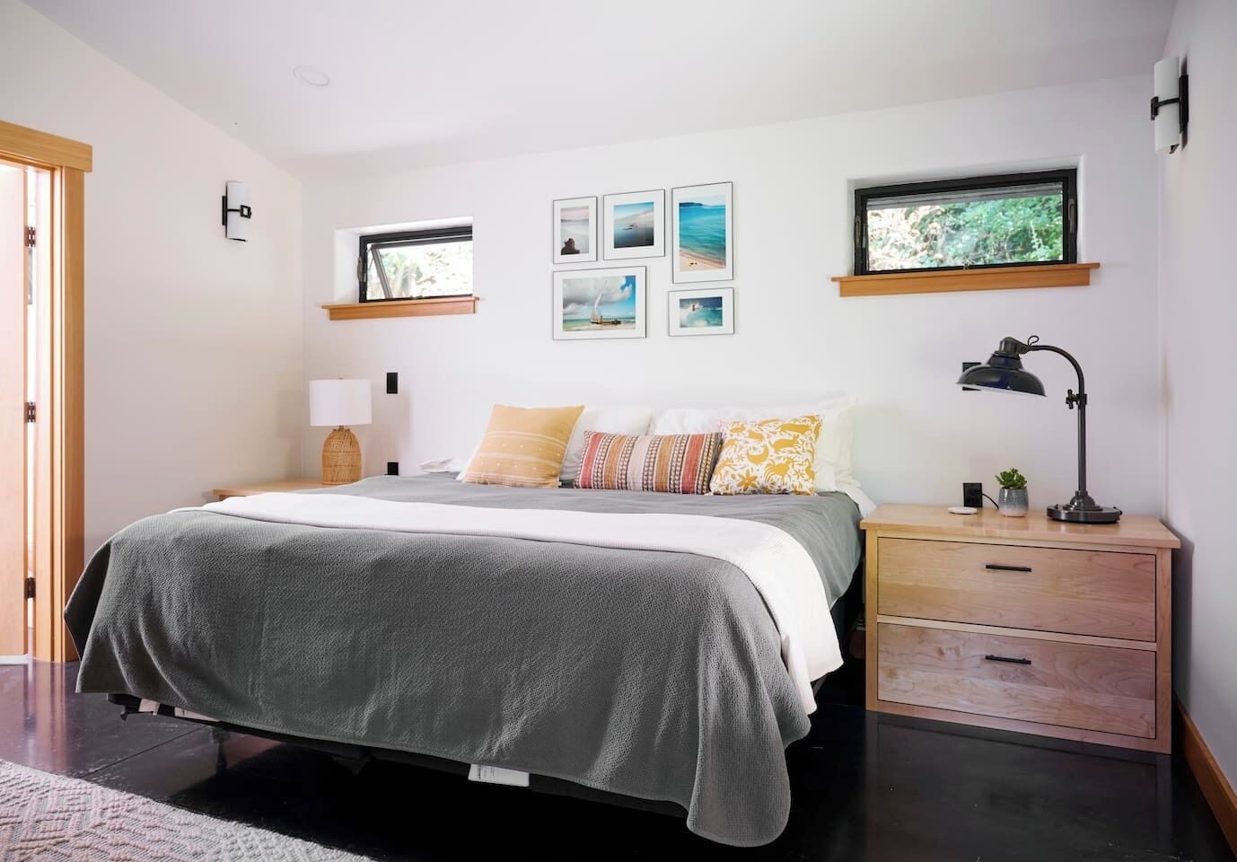 1 slaapkamer, een bureau, een strijkplank/strijkijzer, reisbedje