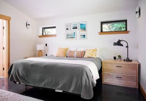 1 habitación, escritorio, tabla de planchar con plancha y cuna de viaje 