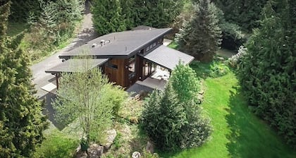 Bellingham Meadows- with hot tub and king size bed