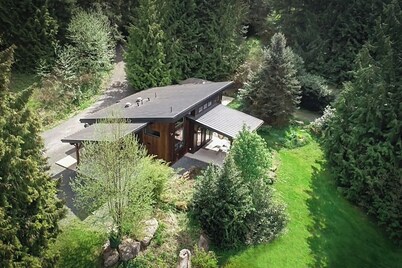 Bellingham Meadows- with hot tub and king size bed