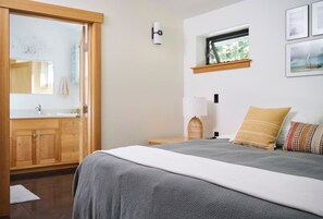 1 Schlafzimmer, Schreibtisch, Bügeleisen/Bügelbrett, Reisekinderbett