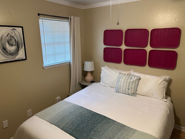 3 habitaciones, escritorio, tabla de planchar con plancha y wifi gratis 