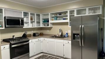 Kjøleskap, mikrobølgeovn, ovn og kokeplater