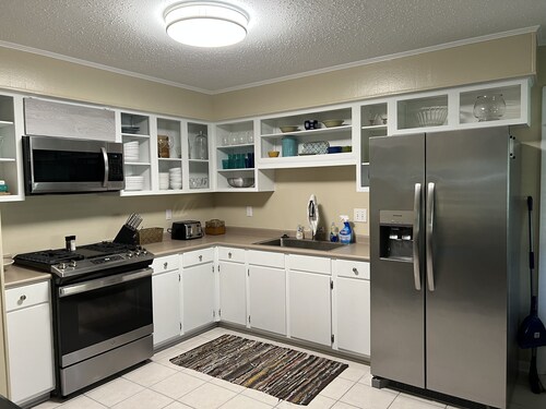 3BR/1.5BA w/GOLF CART! Close to beach & downtown w/fenced yard. Holly Hideaway