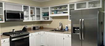 3BR/1.5BA w/GOLF CART! Close to beach & downtown w/fenced yard. Holly Hideaway