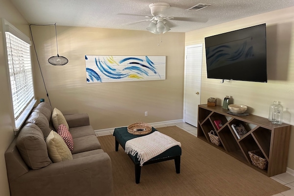 Holly Hideaway Living room