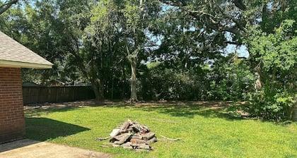 Holly Hideaway - dog-friendly close to beach & downtown with GOLF CART!!!