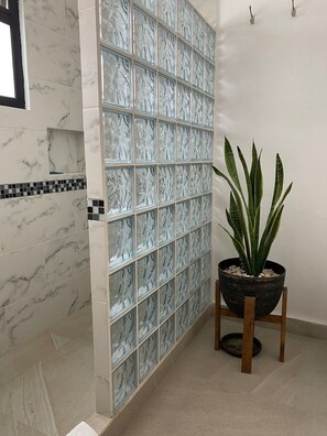 Chambre Deluxe | Salle de bain | Douche, douche cascade, articles de toilette griffés, séchoir à cheveux