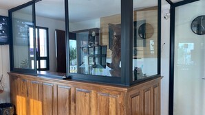 Un aparador de madera con puertas de cristal, un reloj y vistas al exterior.