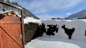 A wooden gate leading to a snow-covered area with a wooden building in the background. - Ground floor, view mountain, terrace, tv, ski locker, 29m², Praz sur Arly (Praz-sur-Arly)