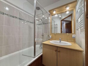 Bathtub - Ground floor, view mountain, terrace, tv, ski locker, 29m², Praz sur Arly (Praz-sur-Arly)