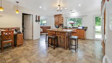 Réfrigérateur, batterie de cuisine, vaisselle et ustensiles