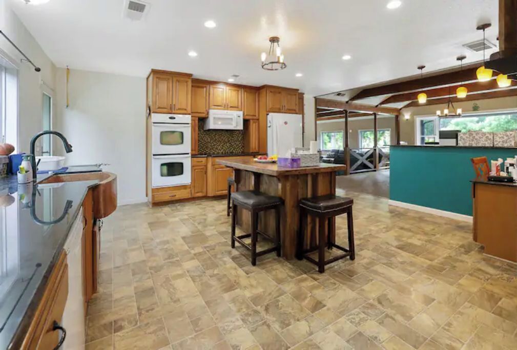 Réfrigérateur, batterie de cuisine, vaisselle et ustensiles