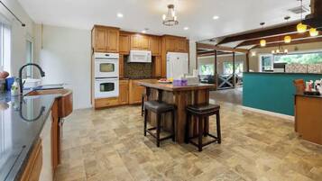 Réfrigérateur, batterie de cuisine, vaisselle et ustensiles