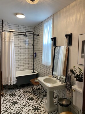 Combined shower/tub