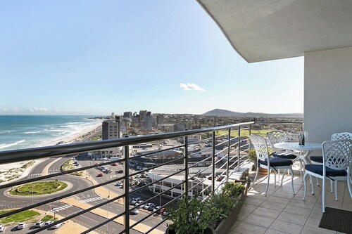 Chic Beachfront Apt with Table Mountain views