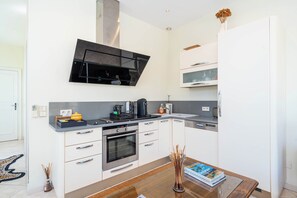Kylskåp, mikrovågsugn, ugn och spishäll