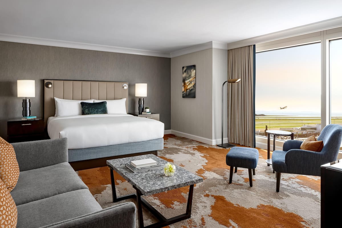 Fairmont Gold, Junior suite, 1 kingsize bed | Luxe beddengoed, donzen dekbedden, pillowtop-bedden, een minibar