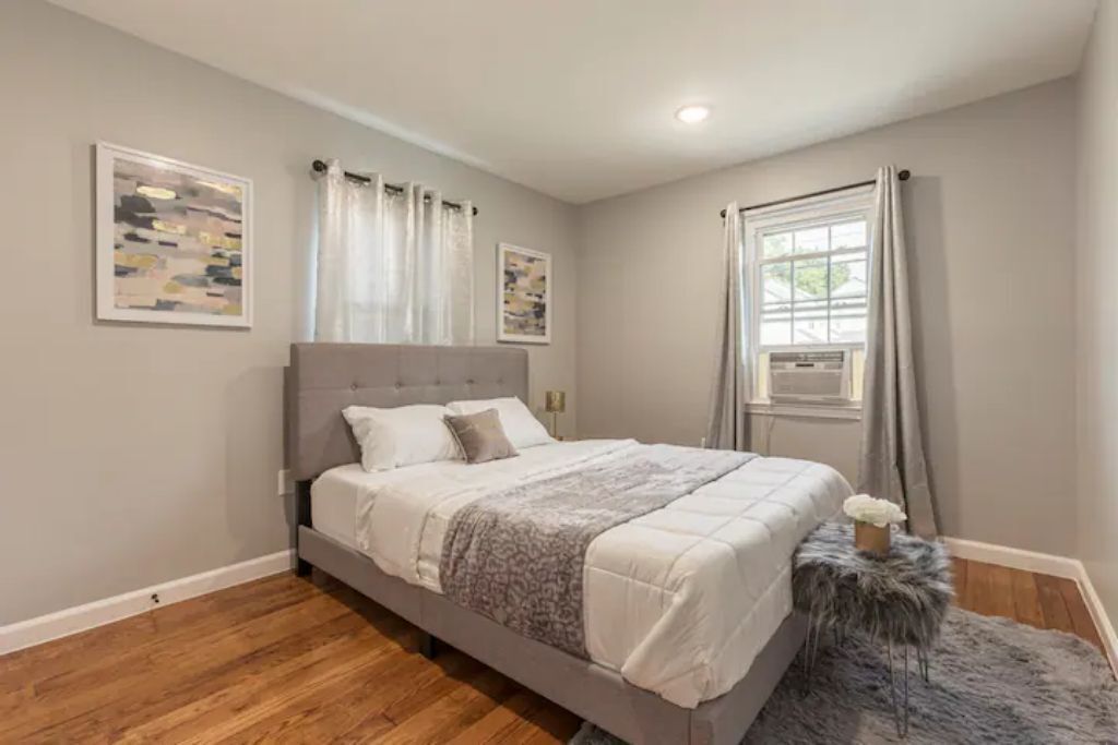 4 slaapkamers, een bureau, een strijkplank/strijkijzer, reisbedje