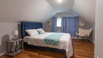 4 slaapkamers, een bureau, een strijkplank/strijkijzer, reisbedje