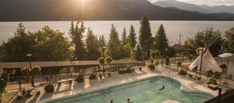 *ROBIN’S NEST* TINY CHALET HOME Spectacular mountain views surrounded by nature