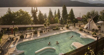 *ROBIN’S NEST* TINY CHALET HOME Spectacular mountain views surrounded by nature