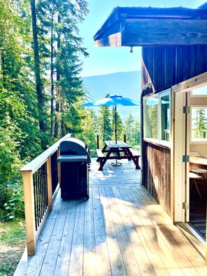 Outdoor dining - *ROBIN’S NEST* TINY CHALET HOME Spectacular mountain views surrounded by nature (Nelson)