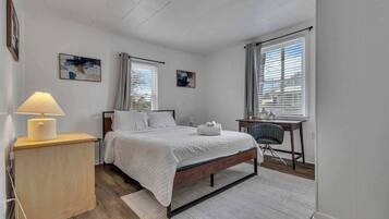 3 bedrooms, desk, iron/ironing board, WiFi