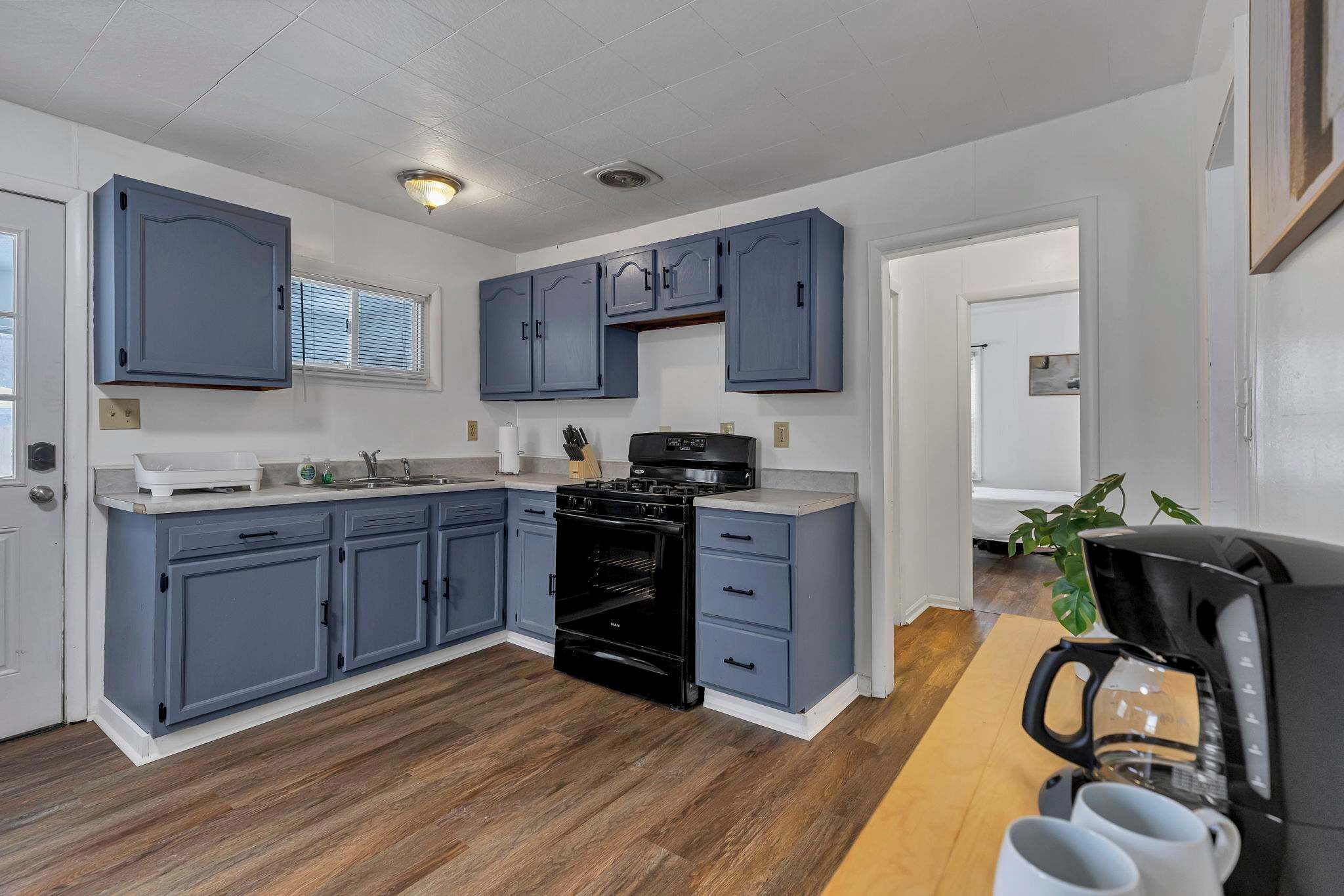Coffee/tea maker, microwave, oven, stovetop