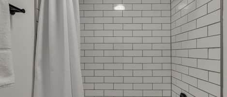Baignoire, sèche-cheveux, serviettes fournies, shampoing