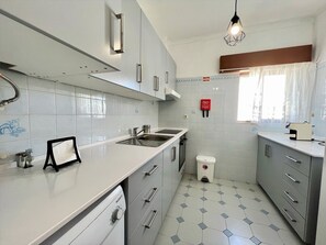 Fridge, microwave, coffee/tea maker, electric kettle - ALBUFEIRA CLASSIC 2 by HOMING (Albufeira)