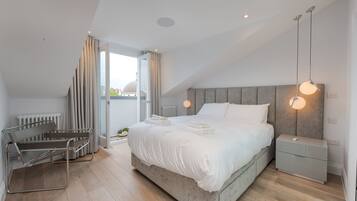 3 bedrooms, desk, iron/ironing board, free WiFi