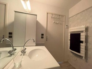 Bathtub - 50m from resort center, 3rd floor, tv, 72m², Serre Chevalier (Briançon)