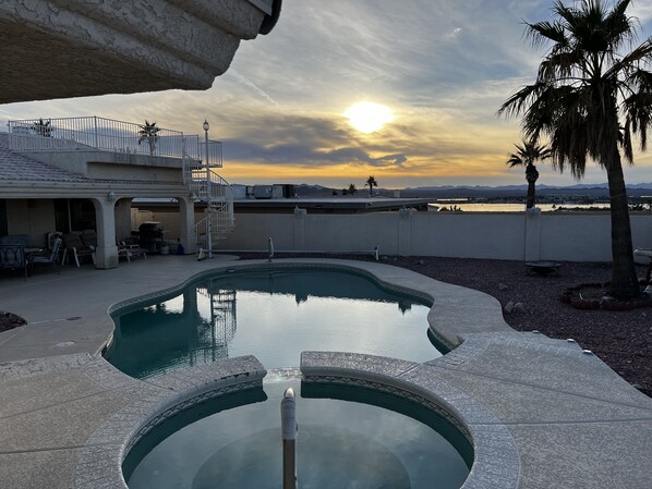 Alberca al aire libre y alberca climatizada