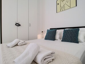 1 室のベッドルーム、アイロン / アイロン台