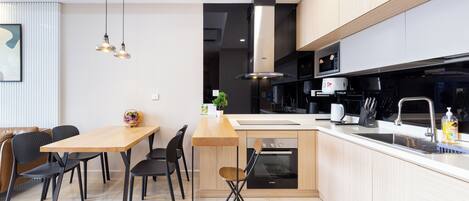 Frigorífico, microondas, placa de cocina y hervidor eléctrico