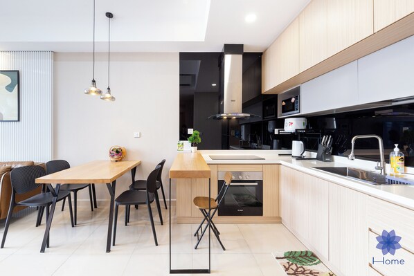 Fridge, microwave, stovetop, electric kettle - Luxury 2BRs-2WC Apartment; 1.5km from airport  w/ free Pool & Gym (Thành phố Hồ Chí Minh)