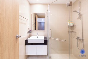 Shower, hair dryer, towels, soap - Luxury 2BRs-2WC Apartment; 1.5km from airport  w/ free Pool & Gym (Thành phố Hồ Chí Minh)