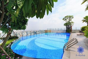 Outdoor pool - Luxury 2BRs-2WC Apartment; 1.5km from airport  w/ free Pool & Gym (Thành phố Hồ Chí Minh)