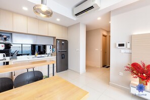 Dining - Luxury 2BRs-2WC Apartment; 1.5km from airport  w/ free Pool & Gym (Thành phố Hồ Chí Minh)